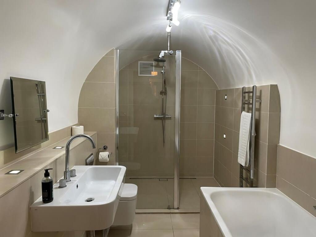 Beautiful 3 Bed Basement Flat With Garden Daire Bath Dış mekan fotoğraf